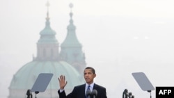 АҚШ президенті Барак Обама халық алдында сөз сөйлеп тұр. Прага. 5 сәуір 2009 жыл.
