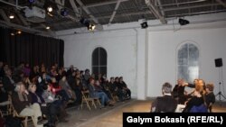 "Оранжерея-театрда" өткен саяси театр туралы дискуссиядан бір көрініс. Кельн, 1 наурыз 2013 жыл