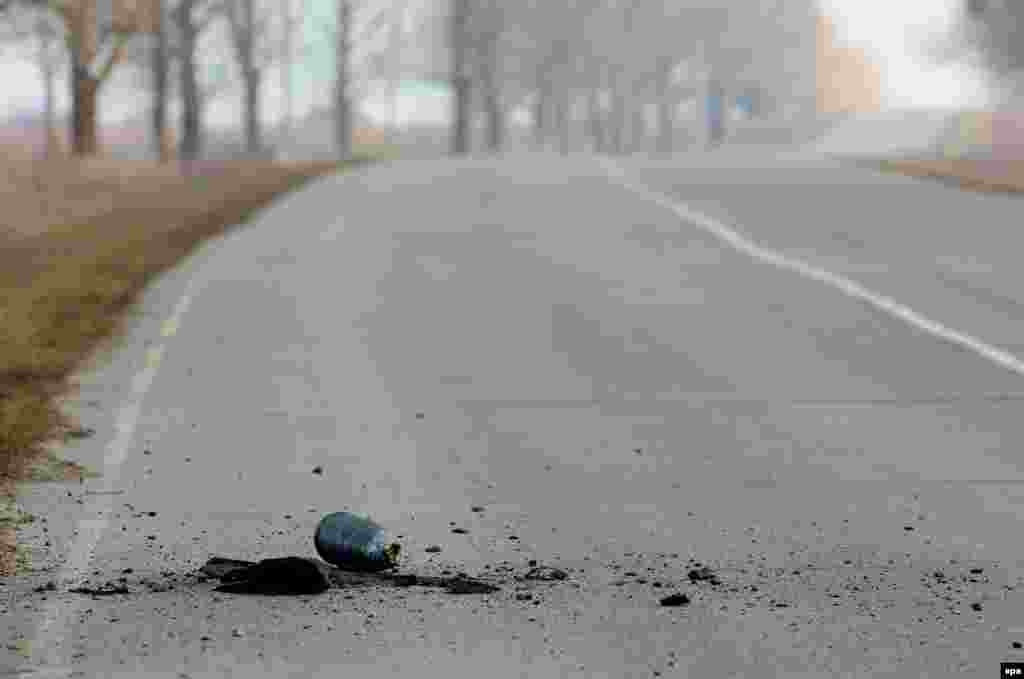 Оболонка снаряду, викинутого вибухом на дорозі поблизу Балакії