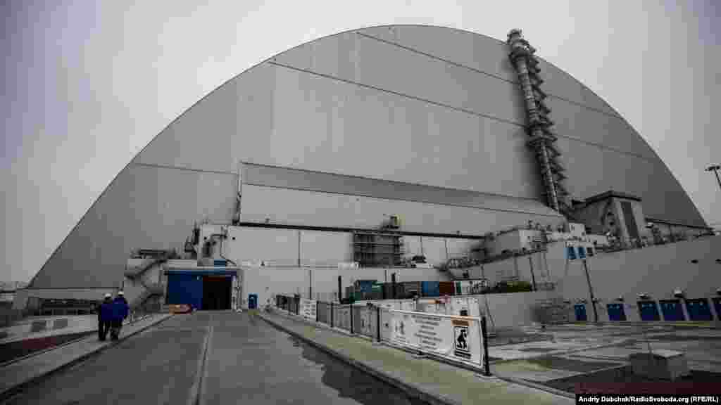 Саркофаг был создан для того, чтобы предотвратить утечку радиации из-под старого укрытия чернобыльского реактора. В ноябре 2016 года инженерам и рабочим потребовалось две недели, чтобы &quot;натянуть&quot; стальную конструкцию, получившую название &quot;Новый безопасный конфайнмент&quot;, на старый бетонный кожух. Конфайнмент высотой 109 метров и длиной 257 метров стал самой большой подвижной металлической конструкцией в мире. Старый бетонный саркофаг был сделан сразу после аварии на четвертом реакторе Чернобыльской АЭС в апреле 1986 года.