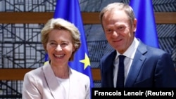 European Commission President Ursula von der Leyen (left) and Polish Prime Minister Donald Tusk have both welcomed the approval of the aid package for Ukraine that was recently passed by the U.S. House of Representatives. 