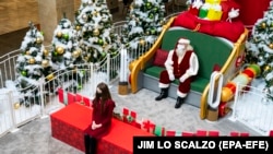 Традиционный Санта Клаус в торговом центре штата Вирджиния держит дистанцию