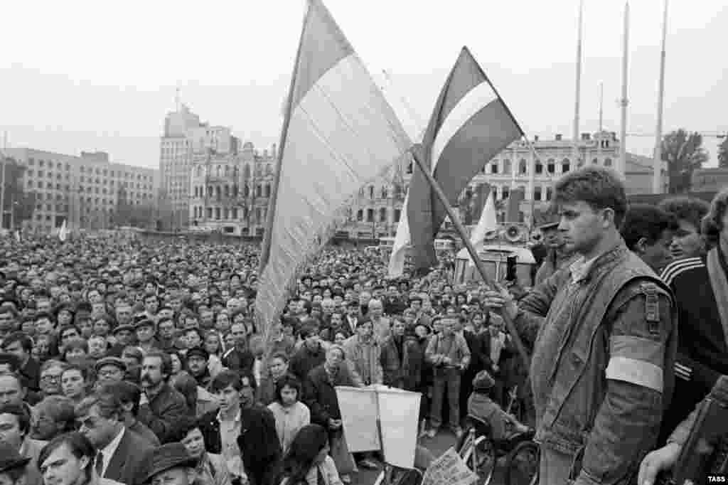 Demonstrators gather in Kyiv for a rally organized by the Ukrainian Popular Movement for Perestroika (RUKH) in support of national rebirth and independence on October 25, 1989. 