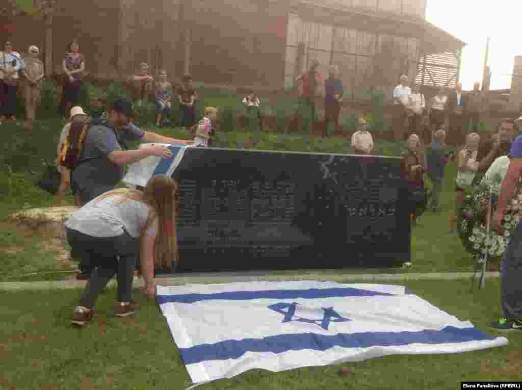 Молодые люди выкладывают израильские флаги