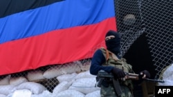 Separatişti pro-ruşi în faţa administraţiei de la Sloviansk, 23 aprilie 2014
