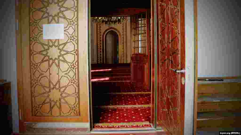 Главные двери, ведущие в мечеть