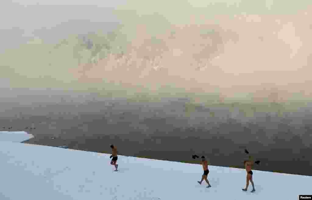 ზამთარში ცურვის მოყვარულები მდინარე ენისეის ნაპირზე, ციმბირის ქალაქ დივნოგორსკში. ჰაერის ტემპერატურა -30 გრადუსია.