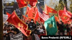 Crnogorski suverenisti i pristalice patriotskih organizacija protestuju 28. decembra 2020. godine ispred Skupštine Crne Gore u Podgorici zbog izmjena Zakona o slobodi vjeroispovjesti koji je ranije usvojila Vlada predvođena Demokratskom partijom socijalista