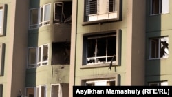 Дом после спецоперации полицейских, в котором, по данным силовых структур, укрывались "бандиты". Алматы, 30 июля 2013 года.