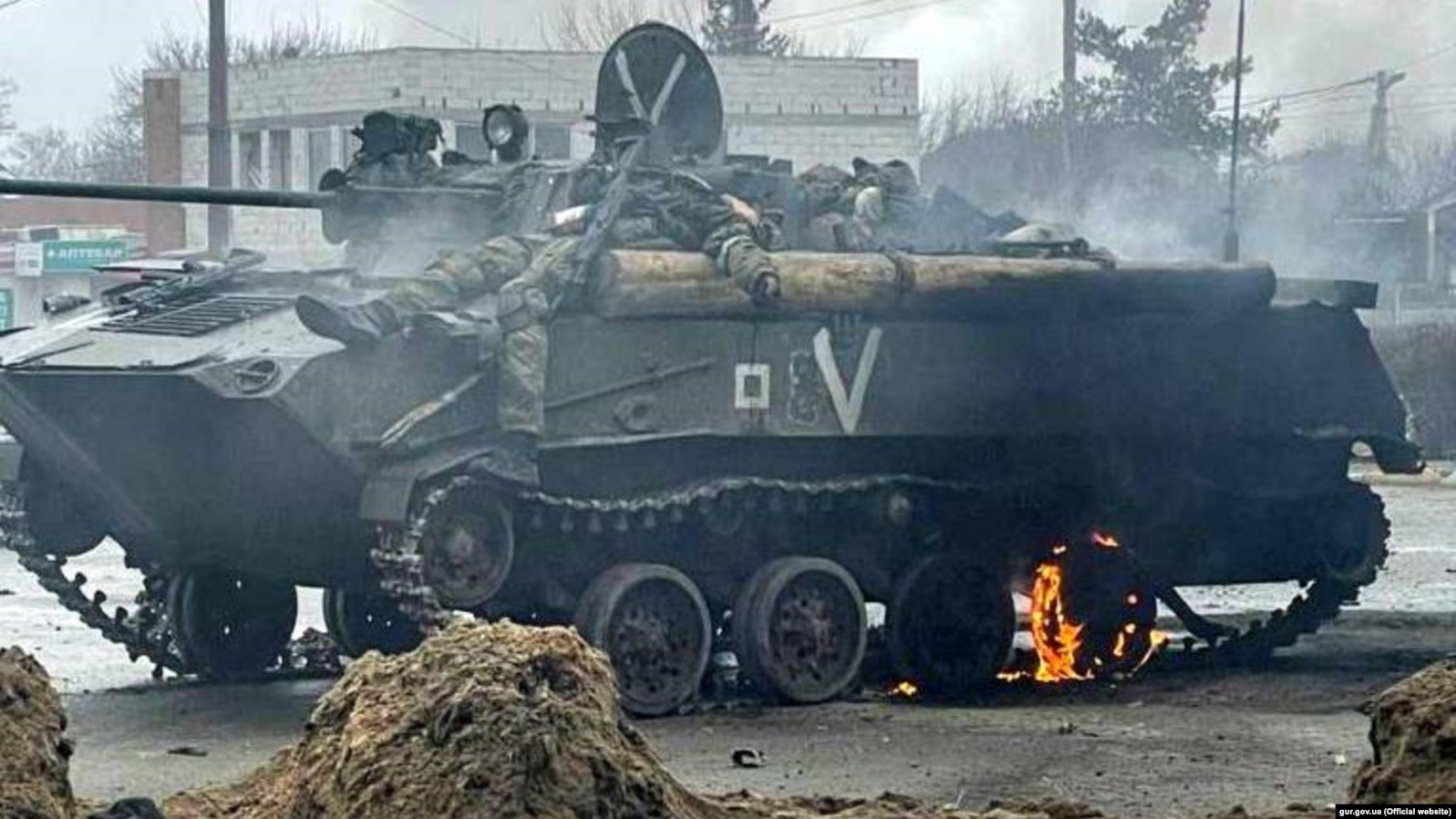 Підбита під час боїв за Гостомель бойова машина десанту (БМД-2 31-ї) ОДШБр армії Росії із вбитими російськими військовими.