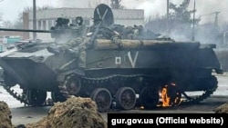 Подбитая в ходе боев за Гостомель боевая машина десанта (БМД-2) 31-й ОДШБр армии России. Фотография обнародована 4 марта 2022 года Минобороны Украины