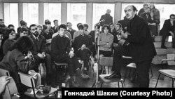 Александр Галич в клубе "Под интегралом". Новосибирский Академгородок. 1968 г.