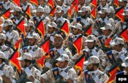 Бойцы Корпуса Стражей исламской революции на параде в Тегеране