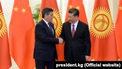 Президент Кыргызстана Сооронбай Жээнбеков (слева) и председатель Китая Си Цзиньпин. Пекин, 28 апреля 2019 года.