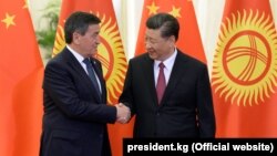 Президент Кыргызстана Сооронбай Жээнбеков (слева) и председатель Китая Си Цзиньпин. Пекин, 28 апреля 2019 года.
