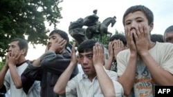 Andijon residents express their shock as they look at the bodies of victims from the May 2005 clashes.