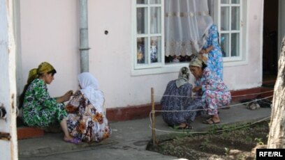 Жігіттің қыздың бөксесін сүйіп тұрған суреті