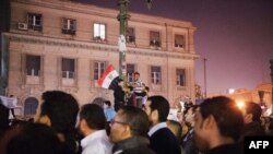 Müsüriň prezidenti Muhammet Morsiniň tarapdarlary Müsüriň Baş sudunyň öňünde, Kair, 22-nji noýabr, 2012.