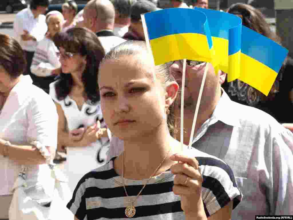23 березня 1990 року перша сесія Тернопільської міської Ради ухвалила рішення встановити національний стяг на будівлі міської ради поруч з державним прапором УРСР. 15 квітня 1990 р. український прапор замайорів в Івано-Франківську над ратушею. 28 квітня 1990 року аналогічно вчинили і у у Львові.