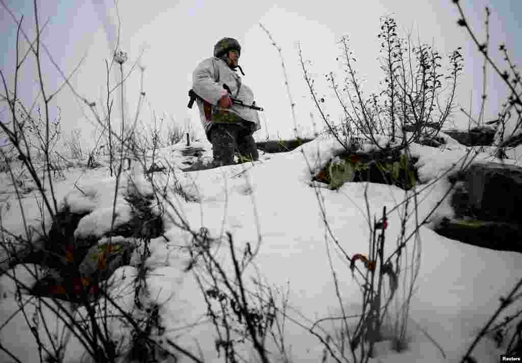 Український військовий оглядає територію перед бойовими позиціями української армії поблизу Авдіївки, 4 лютого 2017 року