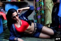 وینا ملک در حال تبلیغ فیلم جدیدش «زندگی ۵۰-۵۰» در مومبای هند