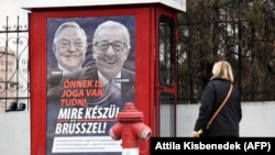Jean-Claude Juncker (dreapta) și George Soros (stânga) pe un afiș la Budapesta