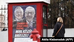 Февраль 2019 года, Будапешт. На плакате изображены глава Еврокомиссии Жан-Клод Юнкер и миллиардер-филантроп Джордж Сорос