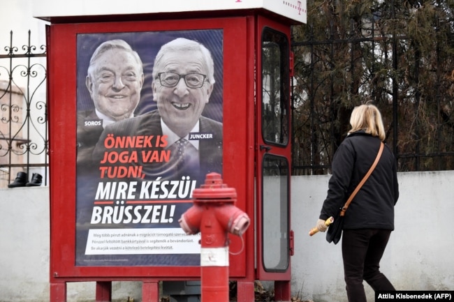 Mađarska Vlada na plakatama prikazala Junkera i Soroša kao promotere masovnih migracija