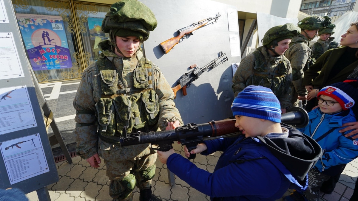 Российские военные и украинские дети
