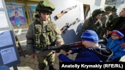 Дети знакомятся с оружием и военной техникой на праздновании российского «Дня защитника отечества». Симферополь, 23 февраля 2020 года