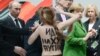 Антипутинская акция вызвала споры о протестах «топлесс»