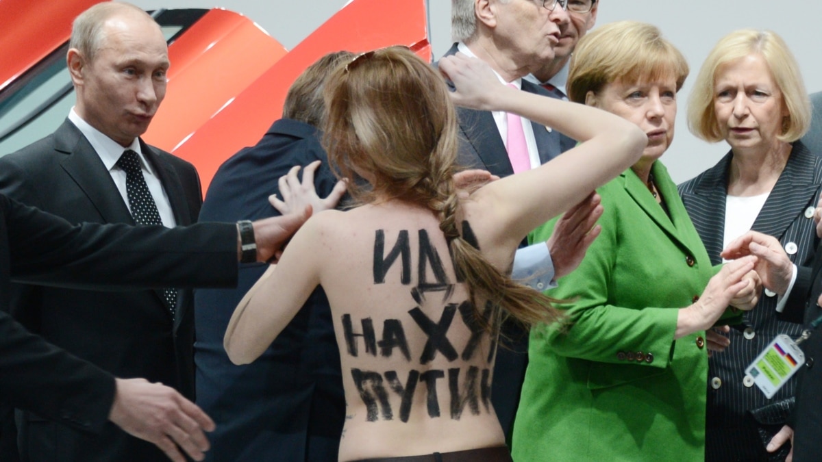 Антипутинская акция вызвала споры о протестах «топлесс»