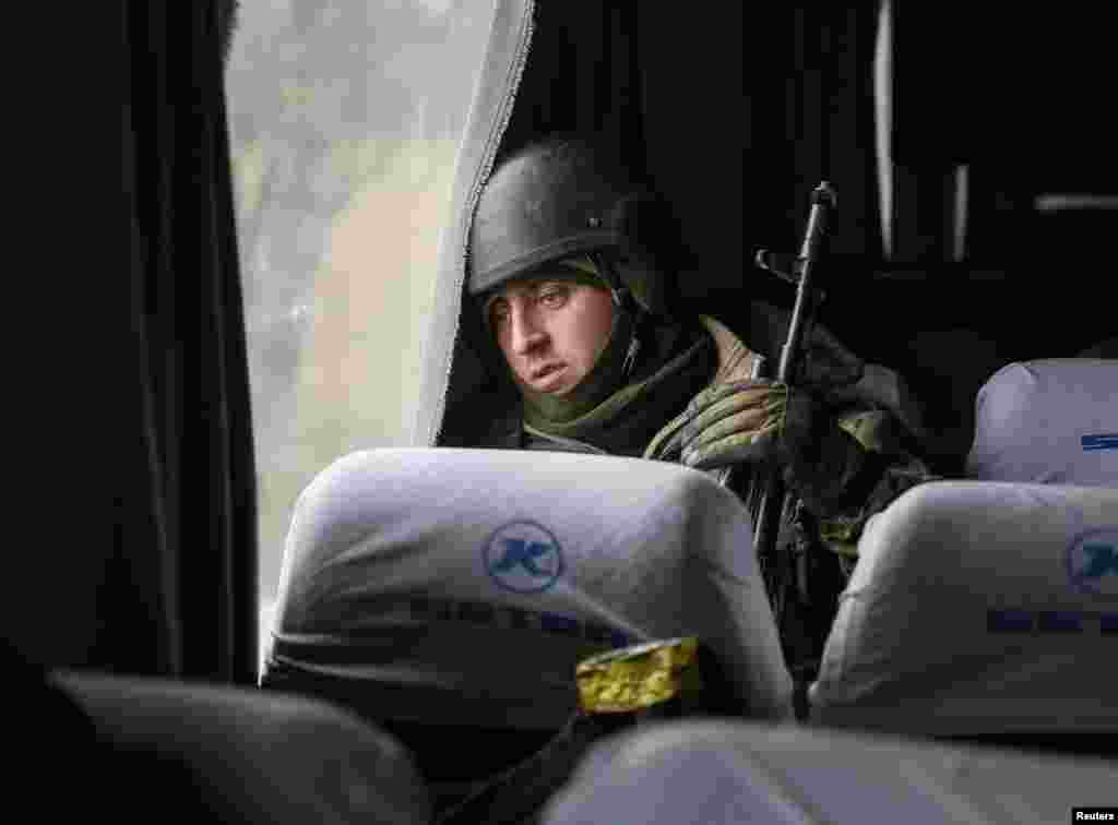 Український вояк, який вийшов з Дебальцево, у автобусі перед відправкою додому. Артемівськ, 19 лютого 2015 року