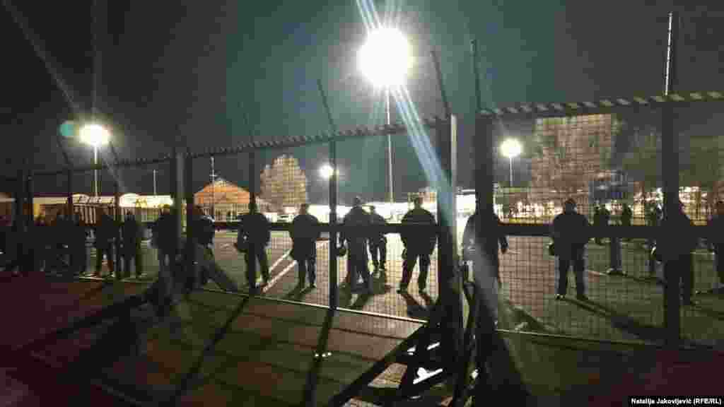 Iako je žičana ograda sagrađena 2015. godine kako bi osujetila prolazak ljudi koji beže od rata i terora ili traže bolje prilike za život, oni nisu prestali da prolaze u Mađarsku krijumčarskim rutama