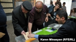 Armenia -- Armenians vote in parliamentary elections, Yerevan, 06May2012