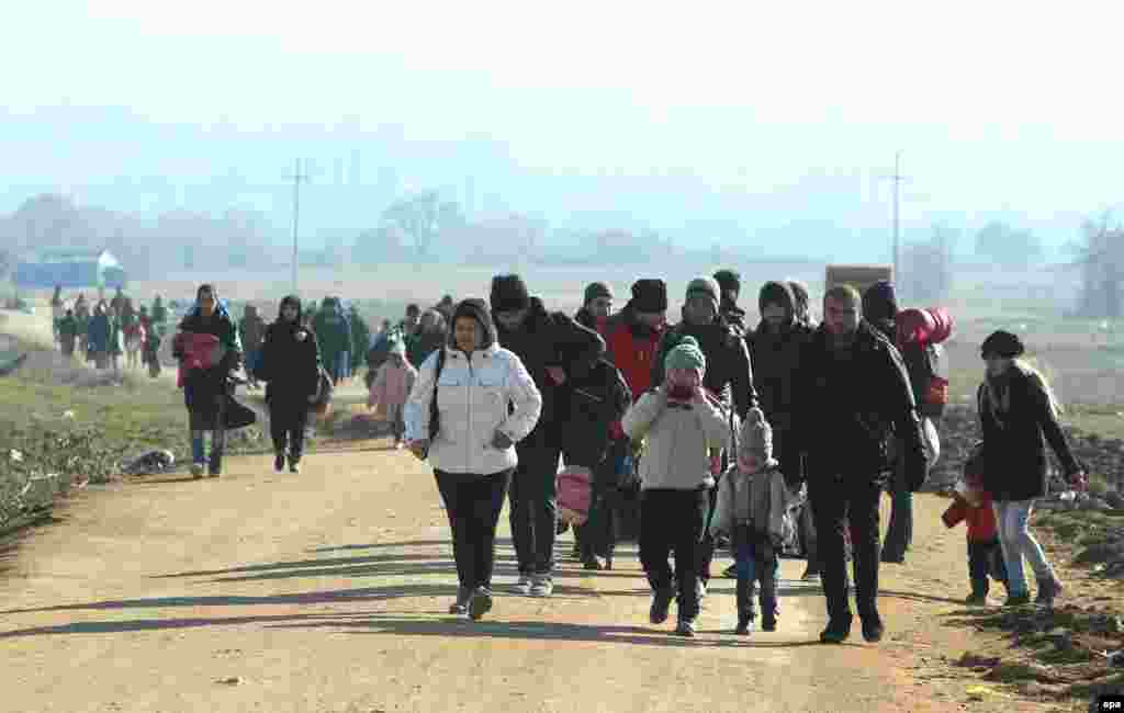 Migrants travel travel on foot from Macedonia to a camp for the temporary acceptance of migrants in the village Miratovac on the border between Serbia and Macedonia. (epa/Jordje Savic)