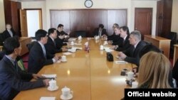 Ministar saobraćaja i pomorstva Ivan Brajović i ministar finansija dr Radoje Žugić sastali su se danas sa zamjenikom ministra finansija NR Kine, Li Yongom, Peking, 11. april 2013.