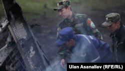 Сотрудники МЧС Кыргызстана на месте крушения американского военного самолета-топливозаправщика. Чуйская область Кыргызстана, 3 мая 2013 года.
Сотрудники МЧС Кыргызстана на месте крушения американского военного самолета-топливозаправщика. Чуйская область Кыргызстана, 3 мая 2013 года.