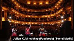 Учасники гурту «ДахаБраха» в оперному театрі у Львові, архівне фото