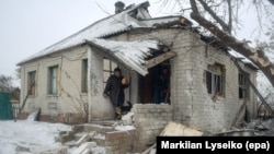 Місцева жителька Авдіївки біля свого будинку, який був пошкоджений обстрілом, 2 лютого 2017 року