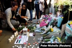 Удзельнікі жалобнай цырымоніі ў Манчэстэры, 23 траўня 2017 году