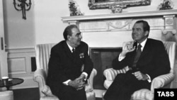 Леонид Брежнев (слева) и Ричард Никсон (справа) во время встречи в Белом доме. Вашингтон, 1973 год.
