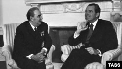 U.S. President Richard Nixon (right) and Soviet leader Leonid Brezhnev meet in the White House in Washington in June 1973.