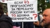 Жалобна процесія у столиці тоді ще СРСР, на якій майорять і українські прапори (синьо-жовті та червоно-чорний), в пам'ять про загиблих у дні серпневого путчу. Москва, 24 серпня 1991 року. Українці брали активну участь в масових акціях у Москві, які, в кінцевому результаті, призвели до розпаду радянської імперії (ілюстраційне фото)