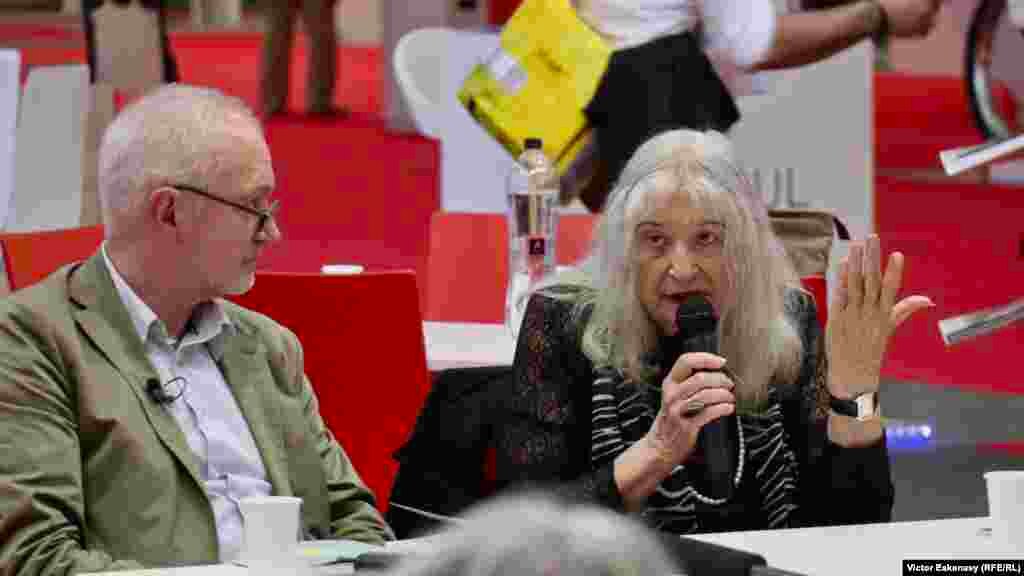 Nora Iuga, o invitată de lungă durată a organizatorilor standului românesc de la Târgul de Carte de la Frankfurt. Alături de poetă, moderatorul Ernest Wichner.
