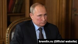 10 серпня президент Росії Володимир Путін без узгодження з владою України прибув до анексованого Криму
