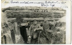 Лейтэнант Рубэнс (зьлева) з прыяцелем на ўмацаваных пазыцыях паўднёвей Мажэйскага возера, чэрвень 1916-га