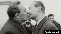 Александр Дубчек Леонид Брежневди тосуп алууда. Прага, 21-февраль, 1968-жыл. Жети айдан соң Чехословакия танктардын таман астында калат.