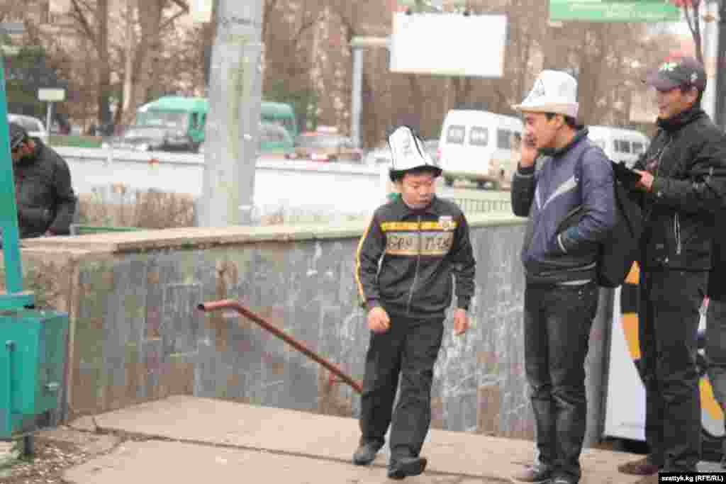 Мындан бир канча күн мурда режиссер Рысбек Жабиров, куудул Борончу Кудайбергенов баштаган маданият өкүлдөрү 5-мартты Ак калпак күнү катары майрамдоо сунушун көтөрүп, аны бир катар маалымат каражаттары, коомчулуктун өкүлдөрү колдошкон болчу.
