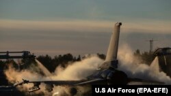 Самолет F-16 ВВС США прибыл в Швецию для участия в учениях Trident Juncture. 24 октября 2018 года 